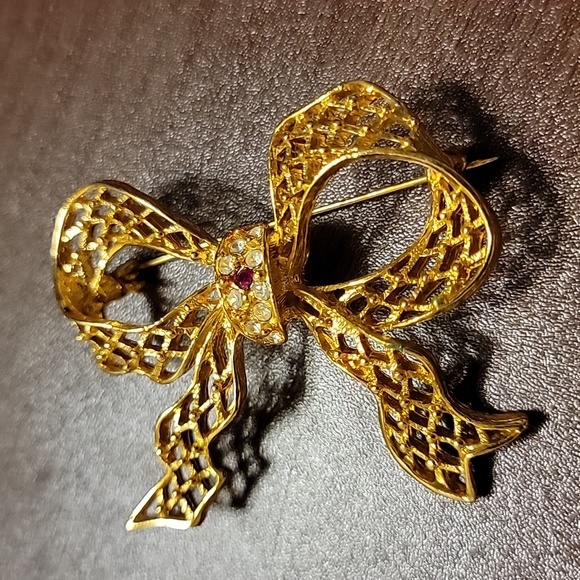 Cut Out Ribbon Bow Gold Tone Brooch Pin Christmas Holiday Clear Red Faux Stones - Picture 15 of 16